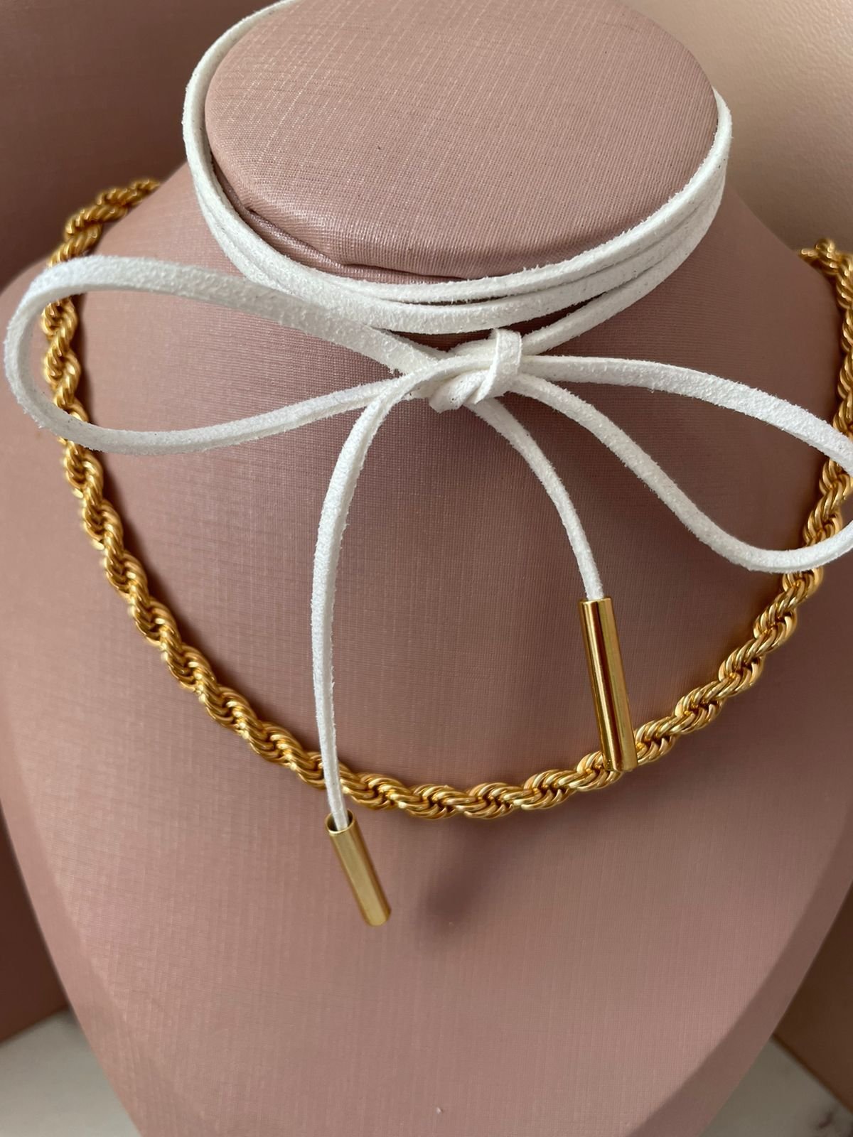 Colar Fio de Couro Fino Branco Detalhado Ponta Ouro 18 k - Imagem 2