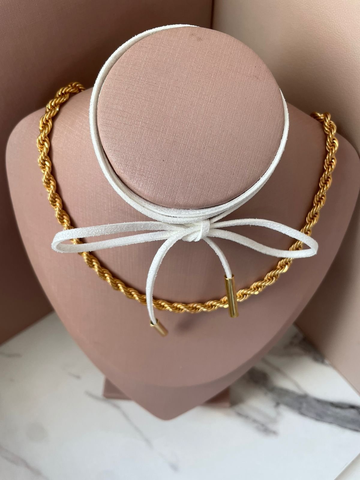 Colar Fio de Couro Fino Branco Detalhado Ponta Ouro 18 k - Imagem 3