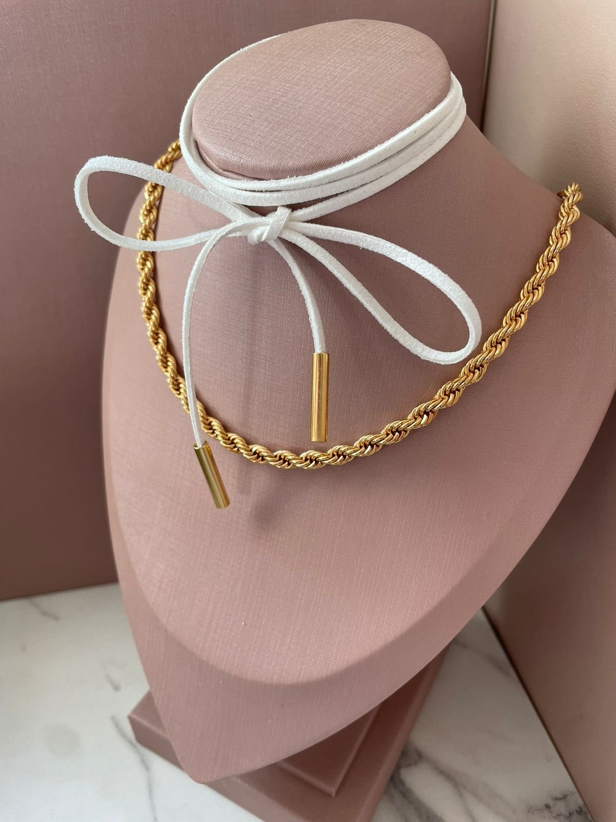 Colar Fio de Couro Fino Branco Detalhado Ponta Ouro 18 k - Imagem 4